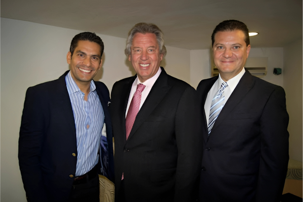 Francisco Yáñez junto a John C. Maxwell e Ismael Cala durante su gira internacional